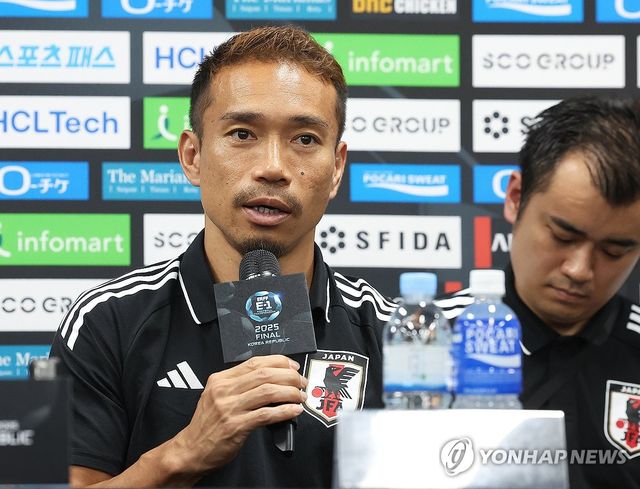 질문에 답하는 일본 나가토모 유토