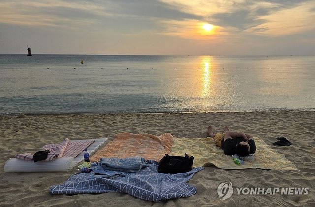 열대야 피해 바닷가에서 꿀잠