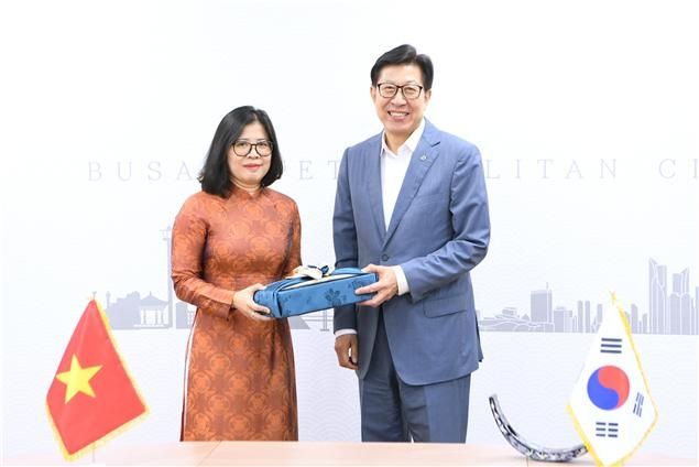 도안 프엉 란 신임 주부산 베트남 총영사와 박형준 부산시장