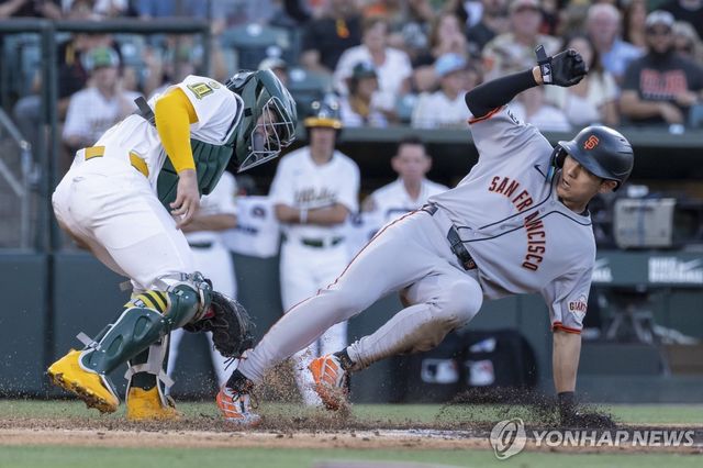 3회 득점하는 이정후(오른쪽)