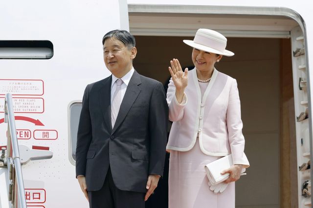 몽골 방문을 위해 출국하는 일왕 부부