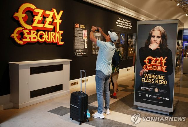 오지 오스본의 기념물 앞에서 사진을 찍는 팬