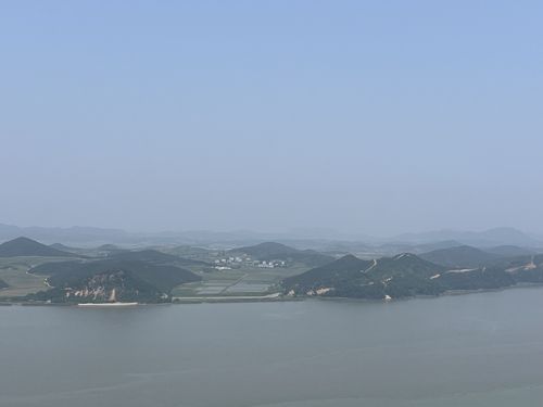 스타벅스 김포 애기봉생태공원점 앞에서 본 북한 황해도 개풍군