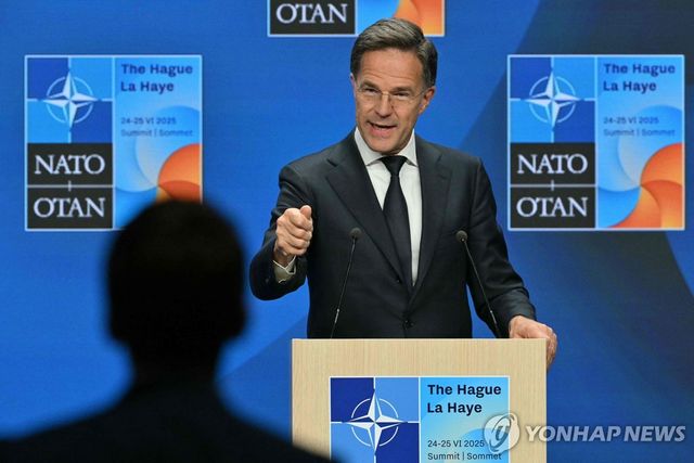 지난달 25일(현지시간) 네덜란드 헤이그에서 열린 북대서양조약기구(NATO·나토) 정상회의에서 기자회견 중인 마르크 뤼터 사무총장