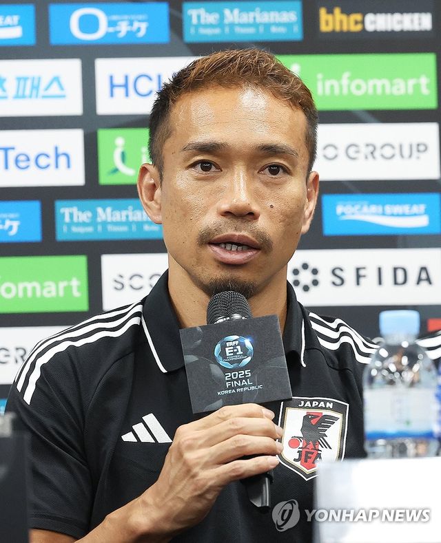 질문에 답하는 일본 나가토모 유토