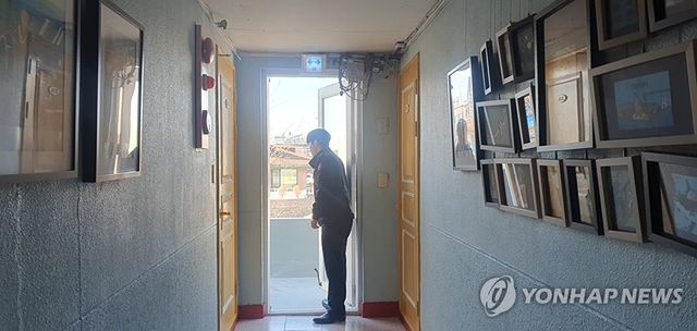 소방설비 단속 중인 소방관