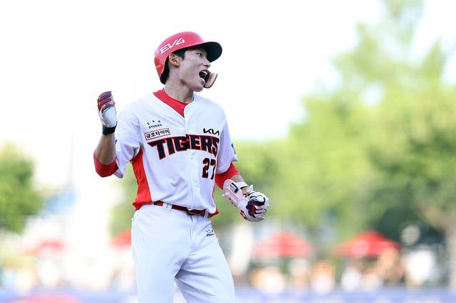 홈런을 때리고 환호하는 KIA 김호령