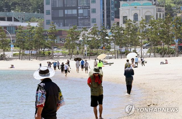 바다에서 더위 식히는 피서객들