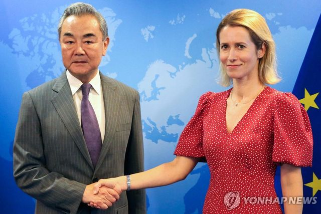 왕이 중국 외교부장(왼쪽)과 카야 칼라스 EU 외교대표
