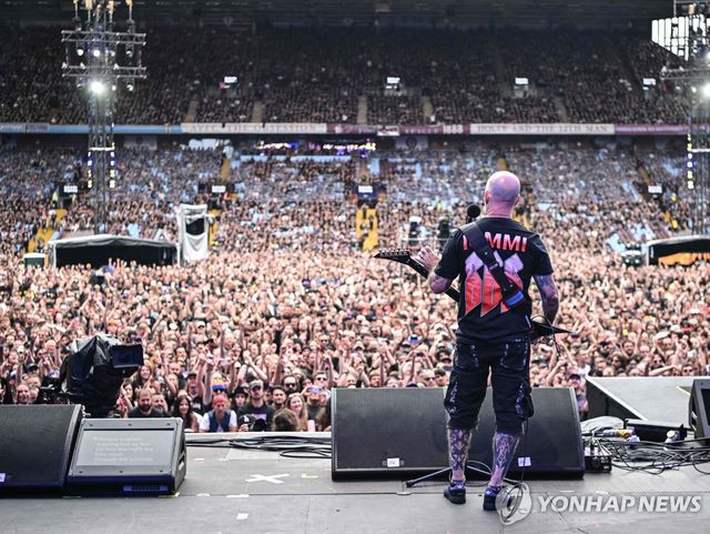 오지 오스본의 고별공연에 오프닝으로 나온 밴드 '앤스랙스'