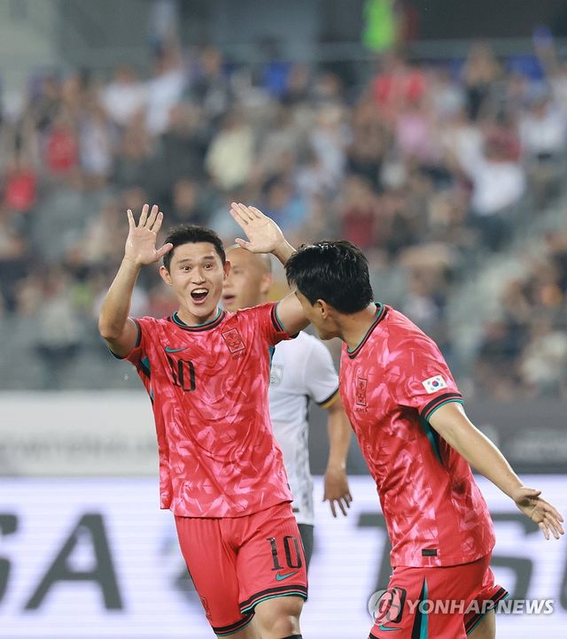 기뻐하는 주민규와 이동경