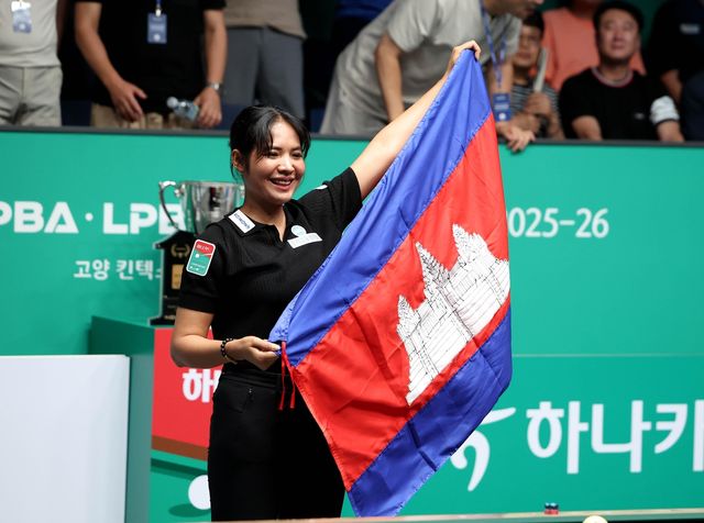 1년 5개월 만에 우승하고 캄보디아 국기를 펼치는 스롱 피아비