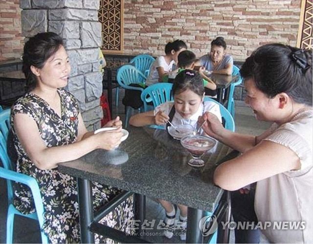 북한, 폭염 속 빙수 인기