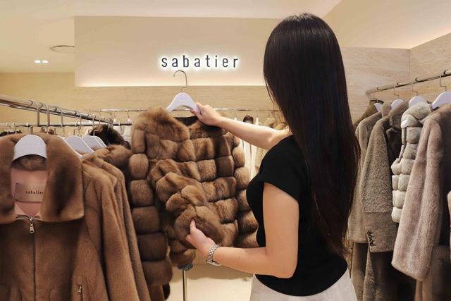 신세계百, 모피 사전 주문 행사…"불볕더위에 불티나는 모피"