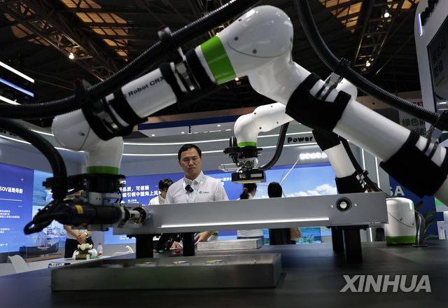 중국 상하이 국제기술박람회(CSITF)에서 배터리팩 생산 기술을 시연 중인 참가자들