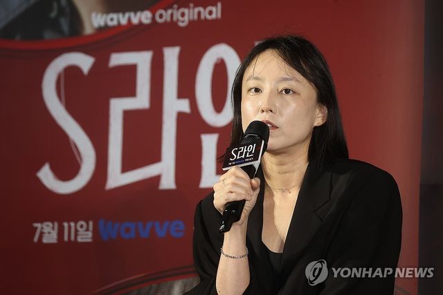 인사말 하는 안주영 감독