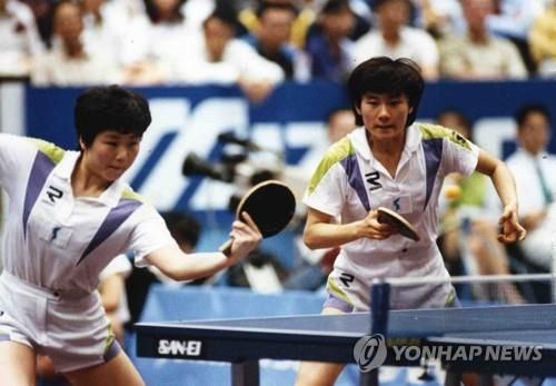 '원조 남북 단일팀' 탁구의 현정화(오른쪽)와 북한 이분희