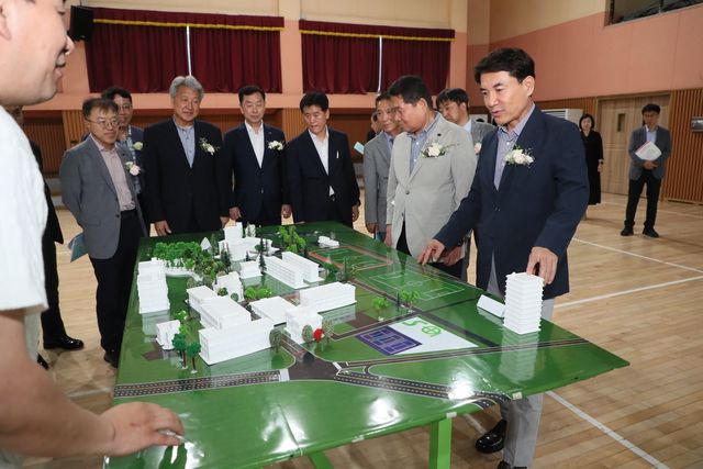 강릉 중앙고 반도체 교육센터 개소식에 참석한 김진태 강원도지사(오른쪽)