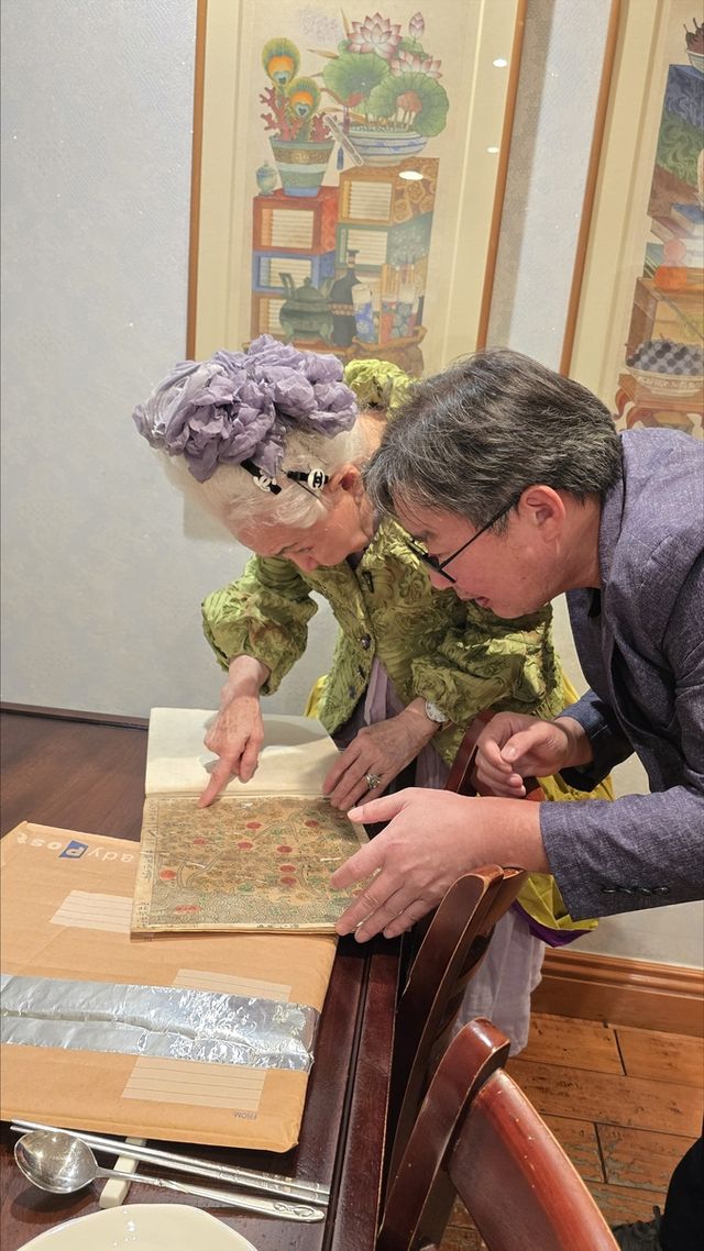 나완균(왼쪽) 씨가 이상근 문화유산회복재단 이사장에 지도를 설명하는 모습 