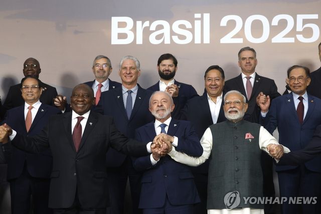 7일(현지시간) 단체 사진(family picture) 촬영하는 브릭스 정상회의 주요 참석자들