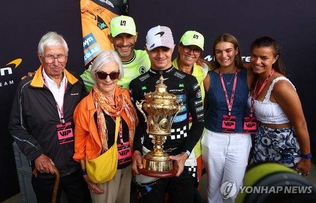 가족과 함께 우승을 자축하는 랜도 노리스