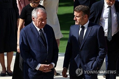 마크롱 대통령(우)과 프랑수아 바이루 총리