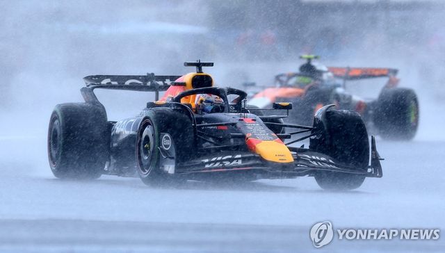 빗속에 질주하는 F1 머신들