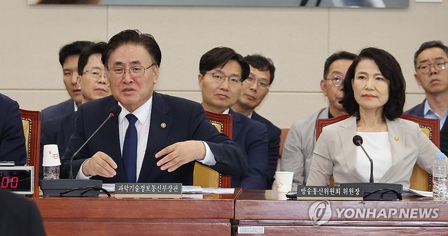 의원 질의에 답변하는 유상임 과기정통부 장관