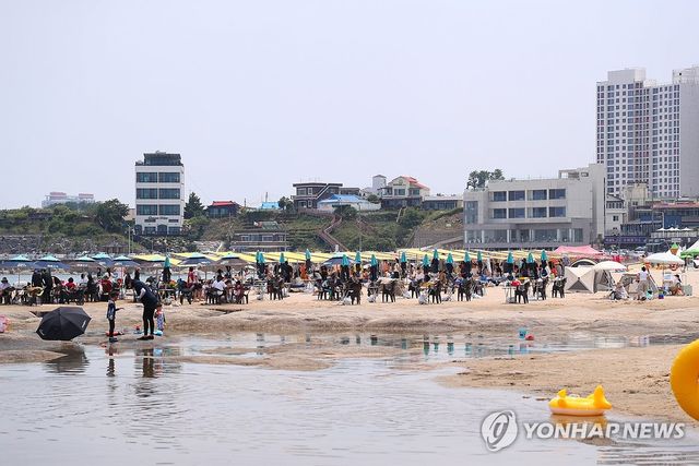 강원 고성 아야진 해수욕장 피서객 '북적'