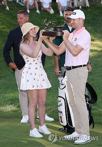 우승 트로피를 든 캠벨.