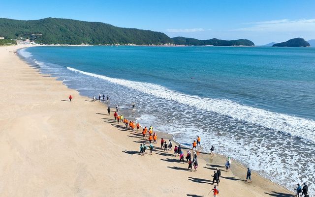 명사십리서 맨발걷기 하는 사람들