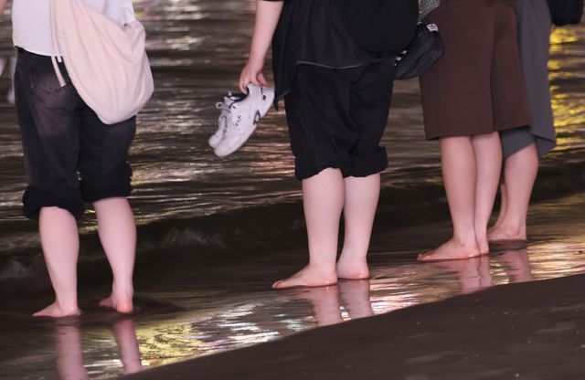 맨발로 해수욕장 걷는 시민들