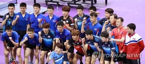 남북 합동훈련 후 기념사진 찍는 탁구 남자 대표 선수들 