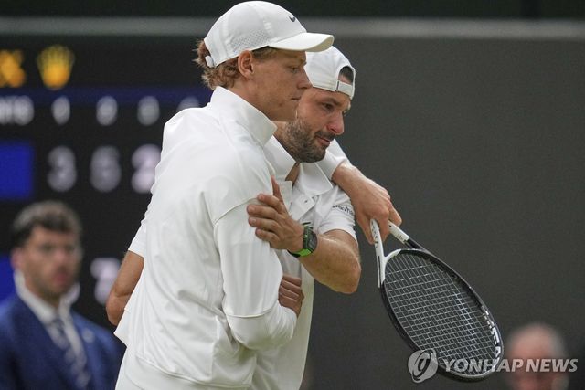 기권을 선언한 디미트로프(오른쪽)를 위로하는 신네르