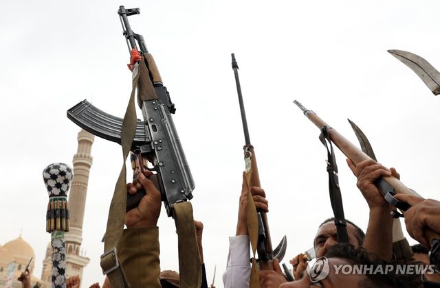 예멘 사나에서 열린 후티 지지자들의 이스라엘 규탄 시위