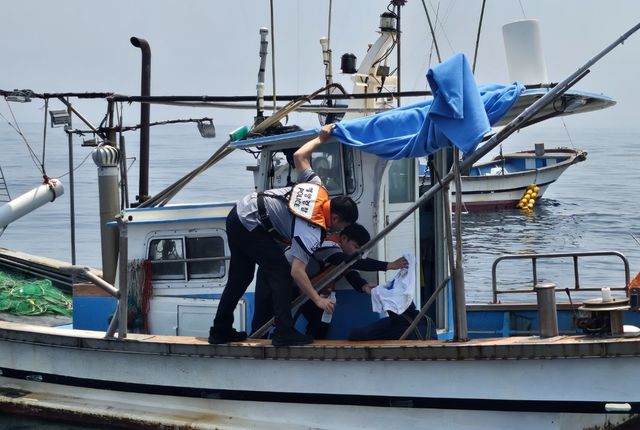 탈수 증세를 보이는 선장을 응급조치하는 울산해경