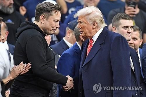 악수하는 머스크와 트럼프