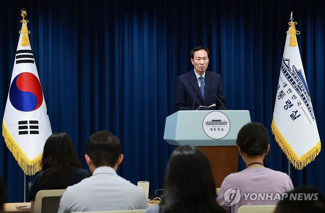 대통령-총리 주례회동 브리핑 하는 우상호 정무수석