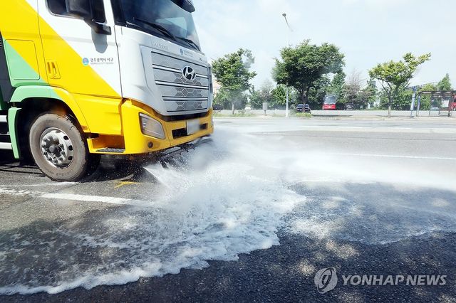 폭염 특보에 동원된 살수차