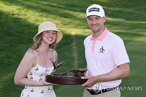 여자 친구와 함께 트로피를 든 캠벨.