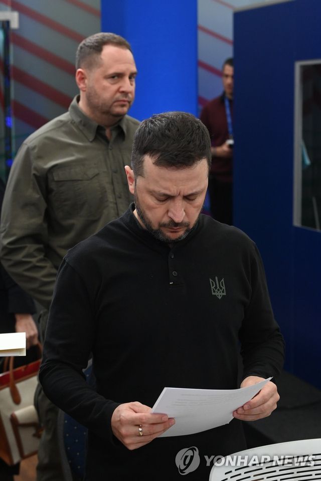 볼로디미르 젤렌스키 우크라이나 대통령(앞)과 안드리 예르마크 대통령 비서실장(뒤)