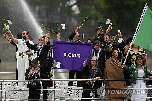 지난해 파리올림픽 개막식 장미를 뿌리며 파리 학살 희생자 추모하는 알제리 선수단