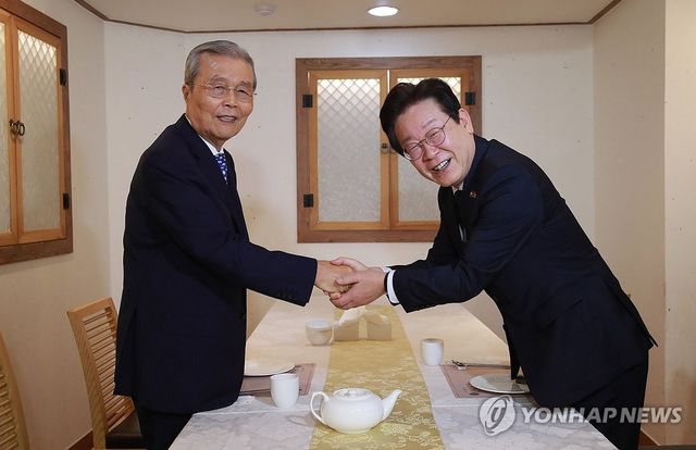 악수하는 이재명 대표와 김종인 전 위원장