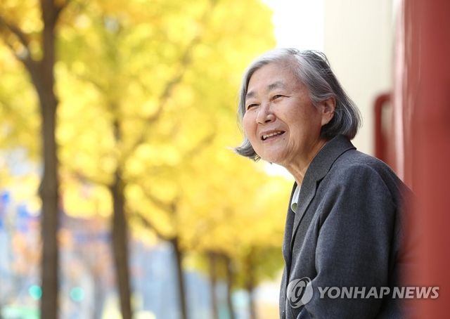 포즈 취하는 작곡가 박영희