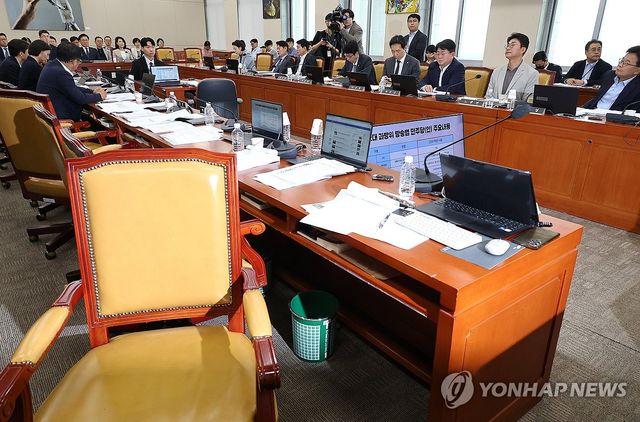 과방위 퇴장한 국민의힘 의원들