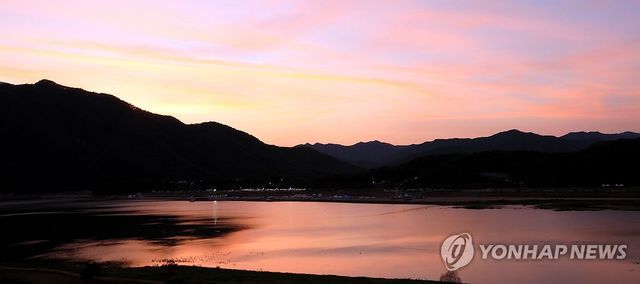 노을빛 물든 여름 빙어호