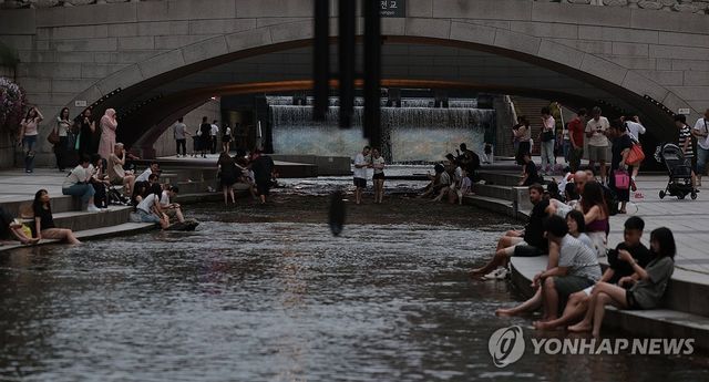 무더위 피해 청계천으로
