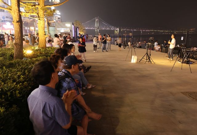 버스킹 즐기는 시민들