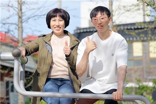 '턱걸이 챔피언' 김동호 씨와 어머니