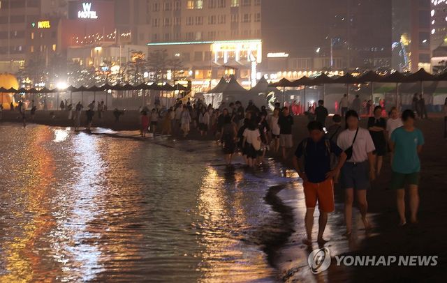 식지 않은 더위에 바다로